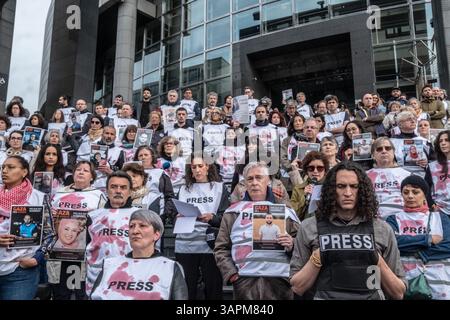 Saint Ouen, Paris, Frankreich. April 2025. Bei den israelischen Bombenangriffen auf den Gazastreifen wurden in 18 Monaten fast 200 palästinensische Journalisten getötet. Um dieses in der Geschichte dieses Berufs beispiellose Massaker anzuprangern, fordern die wichtigsten französischen Organisationen, die Journalisten und Pressefreiheit verteidigen, den Beruf auf, sich am 16. April 2024 vor der Oper Bastille in Paris zu versammeln. (Kreditbild: © Sadak Souici/ZUMA Press Wire) NUR REDAKTIONELLE VERWENDUNG! Nicht für kommerzielle ZWECKE! Stockfoto