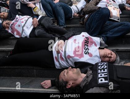 Saint Ouen, Paris, Frankreich. April 2025. Bei den israelischen Bombenangriffen auf den Gazastreifen wurden in 18 Monaten fast 200 palästinensische Journalisten getötet. Um dieses in der Geschichte dieses Berufs beispiellose Massaker anzuprangern, fordern die wichtigsten französischen Organisationen, die Journalisten und Pressefreiheit verteidigen, den Beruf auf, sich am 16. April 2024 vor der Oper Bastille in Paris zu versammeln. (Kreditbild: © Sadak Souici/ZUMA Press Wire) NUR REDAKTIONELLE VERWENDUNG! Nicht für kommerzielle ZWECKE! Stockfoto