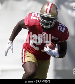 16. August 2011 - Santa Clara, CA, USA - Frank Gore der 49ers (21) läuft mit dem Ball während des Trainingslagers in der 49ers Übungsanlage in Santa Clara, Kalifornien am Dienstag, 16. August 2011. (Kreditbild: © Nhat V. Meyer/San Jose Mercury News/MCT/ZUMAPRESS.com) Stockfoto