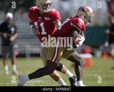 16. August 2011 - Santa Clara, CA, USA - San Francisco 49ers Quarterback Alex Smith (11) übergibt den Ball an Frank Gore (21) während des Trainingslagers 49 in Santa Clara, Kalifornien am Dienstag, den 16. August 2011. (Kreditbild: © Nhat V. Meyer/San Jose Mercury News/MCT/ZUMAPRESS.com) Stockfoto
