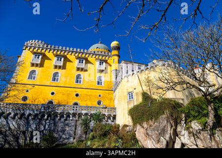 Historisches Palácio Nacional da Pena, oder Pena Palace, eine romantische Burg aus dem 19. Jahrhundert auf dem Hügel des Sintra-Gebirges. UNESCO-Weltkulturerbe an Stockfoto