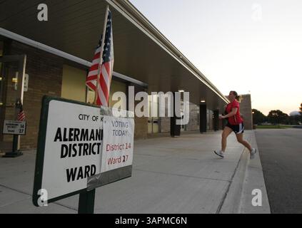 16. August 2011 – Kenosha, WI, USA – „sind die Wahlen noch offen“, ruft Jodie Karmann auf, als sie um 19:55 Uhr ankommt, um ihre Stimme in der Abteilung 27 District 14 der Gilbert Lance Middle School in Kenosha, Wisconsin abzugeben. Am Dienstag, 16. August 2011, um 19.00 Uhr, gingen die Stimmzettel aus, während der Rückrufwahl gegen Senator Robert Wirch. Die Verzögerung dauerte nach Angaben eines Wählers nur etwa 15 Minuten. (Bild: © Rick Wood/Milwaukee Journal Sentinel/MCT/ZUMAPRESS.com) Stockfoto