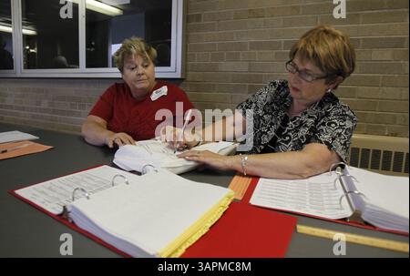 16. August 2011 - Kenosha, WI, USA - von links bestätigen die Wahlhelfer Janice Brewer und Carol Gammon die Stimmzettel am Ende der Wahlabgabe in District 14, Station 27, an der Gilbert Lance Middle School in Kenosha, Wisconsin. Am Dienstag, 16. August 2011, um 19.00 Uhr, gingen die Stimmzettel aus, während der Rückrufwahl gegen Senator Robert Wirch. Die Verzögerung dauerte nach Angaben eines Wählers nur etwa 15 Minuten. (Bild: © Rick Wood/Milwaukee Journal Sentinel/MCT/ZUMAPRESS.com) Stockfoto
