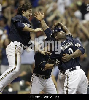 16. August 2011 - Milwaukee, WI, USA - Ryan Braun von Milwaukee Brewers (links) und Nyjer Morgan (rechts) feiert mit Prince Fielder, nachdem er am Dienstag, den 16. August 2011, im neunten Inning gegen die Los Angeles Dodgers im Miller Park in Milwaukee, Wisconsin, den Siegerlauf erzielte. Die Brewers haben die Dodgers mit 2:1. (Bild: © Benny Sieu/Milwaukee Journal Sentinel/MCT/ZUMAPRESS.com) Stockfoto
