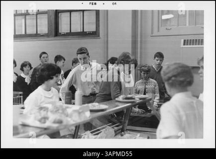 Das Schulmittagsprogramm bot ausgewogene und nahrhafte Mahlzeiten für die Schüler. Jährlich wurden sechs Millionen Kartons Milch und mehr als eineinhalb Millionen Teller Mittagessen serviert. Dieses Bild ist im Februar 1964 aus dem Jahresbericht 1963 abgestempelt. Stockfoto