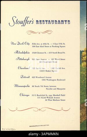 Das Stouffer's Dinner-Menü aus der Mitte des 20. Jahrhunderts zeigt ein zweigefaltetes Design mit einer schwarzen Tusche, die Kinder auf dem Weg zu einem Schulhaus zeigt. Hier werden Mahlzeiten wie Vorspeisen, Hauptgerichte und Cocktails angeboten. Stockfoto