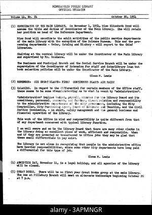 Wöchentliches Bulletin von 1954 für Mitarbeiter der Minneapolis Public Library, das wichtige betriebliche und personelle Updates enthält. Stockfoto