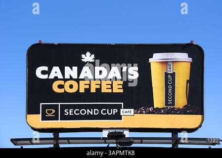 Regina, Kanada - 6. April 2025: Reklametafeln für Second Cup, eine kanadische Kaffeehauskette, die Kaffeespezialitäten sowie Speisen und Tassen verkauft Stockfoto