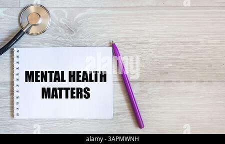 Das Symbol „psychische Gesundheit zählt.“ Die Worte „psychische Gesundheit“ stehen auf einem Notizbuch. Ein Ort zum Kopieren. Stockfoto