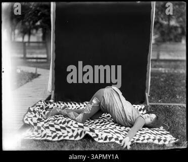 Lee Moorhouse Foto einer Zirkuskontortionistin. Das Bild fängt das Können und die Flexibilität des Darstellers in einem traditionellen Zirkusakt ein und spiegelt die Unterhaltungskultur des frühen 20. Jahrhunderts wider. Stockfoto