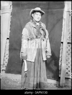 Dieses Foto von Lee Moorhouse zeigt die Familie Walker, bestehend aus einem Vater und zwei Söhnen. Das Bild ist Teil der Fotosammlung Lee Moorhouse der University of Oregon Libraries. Stockfoto