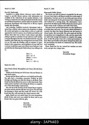 Das 1990 Minneapolis Public Library Official Bulletin ist eine wöchentliche Publikation, die das Bibliothekspersonal über Richtlinienänderungen, Ereignisse und Bibliotheksaktualisierungen informieren soll. Stockfoto