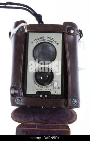 Die Kodak Brownie Reflex Synchro Model ist eine Spiegelreflexkamera mit zwei Objektiven, die in den 1940er und 1950er Jahren beliebt war Es verwendet zwei Objektive – eines zum Betrachten und eines zum Fotografieren. Diese Kamera ist bekannt für ihre Verwendung eines Reflexspiegels zur Fokussierung, eine typische Funktion für Spiegelreflexkameras mit zwei Objektiven. Stockfoto
