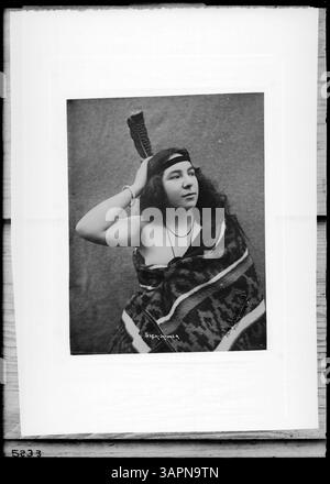 Dieses Porträt, aufgenommen von Lee Moorhouse, zeigt Sacajawea, auch bekannt als Tirzah Trask. Es ist Teil der Lee Moorhouse-Sammlung der University of Oregon Libraries und zeigt eine historische Figur des amerikanischen Westens. Stockfoto