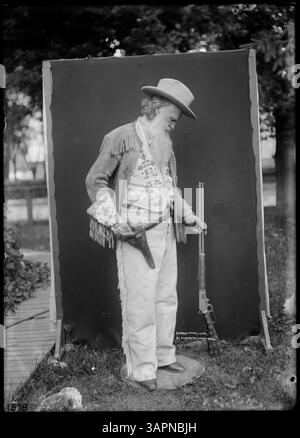 Dieses Foto von Lee Moorhouse, Teil der Sammlung der Bibliotheken der Universität von Oregon, zeigt Joaquin Miller in voller Länge. Das Bild bietet einen Blick auf das Auftreten des Dichters und Schriftstellers im späten 19. Jahrhundert. Stockfoto