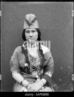 Foto von Lee Moorhouse mit Esther Umahollis, einer Stammesfrau der Umpqua, die verschiedene Insignien trägt. Das Bild ist Teil der Lee Moorhouse-Sammlung der University of Oregon Libraries. Stockfoto