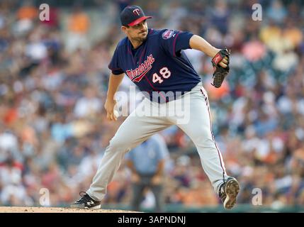 17. August 2011: Carl Pavano (#48), der die Minnesota Twins im Comerica Park in Detroit (Michigan) startet, liefert das Spielfeld während der MLB-Action zwischen den Minnesota Twins und den Detroit Tigers. Die Zwillinge besiegten die Tiger mit 6:5. (Bild: © John Mersits/Cal Sport Media/ZUMAPRESS.com) Stockfoto