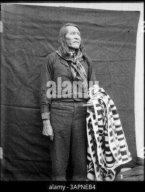 Dieses Porträt von Lee Moorhouse zeigt zwei Leggins des Stammes der Krähen, die sein Bild in traditioneller Kleidung einfangen. Stockfoto