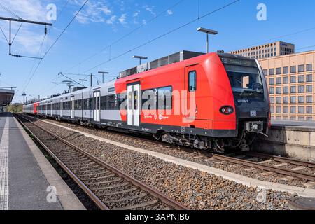 S-Bahn Köln am Bahnhof Köln Messe/Deutz Stockfoto