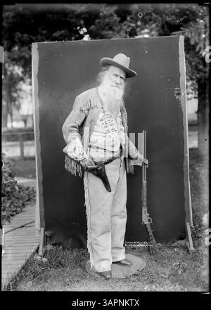 Dieses Porträtfoto von Lee Moorhouse zeigt Joaquin Miller in voller Länge. Es fängt das unverwechselbare Erscheinungsbild von Miller ein, bekannt für seine Beiträge zur amerikanischen Literatur und Poesie, in einer formalen Pose. Stockfoto