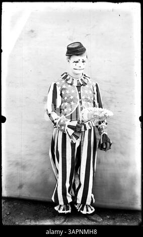 Foto eines Clown, aufgenommen von Lee Moorhouse, Teil der Moorhouse-Sammlung der University of Oregon Libraries. Stockfoto
