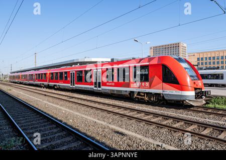 vareo Alstom Coradia LINT 81 am Bahnhof Köln Messe/Deutz Stockfoto