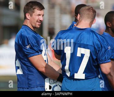 18. August 2011: Indianapolis Colts Tight End Dallas Clark (44) spricht mit dem Indianapolis Colts Wide Receiver Austin Collie (17) während des Indianapolis Colts Trainingslagers an der Anderson University in Anderson. (Bild: © Pat Lovell/Cal Sport Media/ZUMAPRESS.com) Stockfoto
