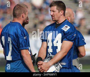 18. August 2011: Indianapolis Colts Tight End Dallas Clark (44) spricht mit dem Indianapolis Colts Wide Receiver Austin Collie (17) während des Indianapolis Colts Trainingslagers an der Anderson University in Anderson. (Bild: © Pat Lovell/Cal Sport Media/ZUMAPRESS.com) Stockfoto