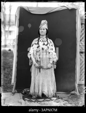 Foto von Esther Umahollis, einer Frau aus dem Umpqua-Stamm, die verschiedene Insignien trägt, gefangen von Lee Moorhouse. Dieses Bild ist Teil der Lee Moorhouse Fotografien Sammlung der University of Oregon Libraries. Stockfoto