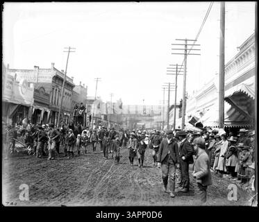 Dieses Foto, *PH036 0740*, von Lee Moorhouse, zeigt eine panamerikanische Zirkusparade auf der Main Street in Pendleton, Oregon. Das Bild fängt eine lebendige Straßenszene mit Zirkusdarstellern, Tieren und Wagen ein. Stockfoto