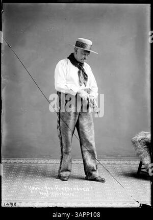 Dieses Foto zeigt Lee Moorhouse im Pfadfinderkostüm und lädt einen Revolver. Das Bild ist Teil der Lee Moorhouse Collection, die von den University of Oregon Libraries aufgenommen wurde. Stockfoto