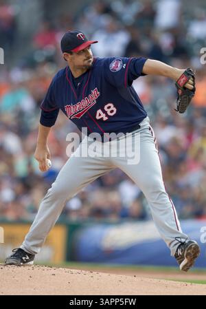 17. August 2011: Carl Pavano (#48), der die Minnesota Twins im Comerica Park in Detroit (Michigan) startet, liefert das Spielfeld während der MLB-Action zwischen den Minnesota Twins und den Detroit Tigers. Die Zwillinge besiegten die Tiger mit 6:5. (Bild: © John Mersits/Cal Sport Media/ZUMAPRESS.com) Stockfoto