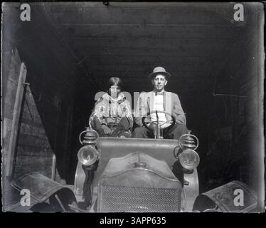 Foto von Lee Moorhouse von einer Autoparade in Pendleton, Oregon, mit einer Frontalansicht eines weißen Mannes und einer Stammesfrau in einem Auto, wahrscheinlich am 4. Juli 1907. Das Bild zeigt eine Feier aus dem frühen 20. Jahrhundert. Stockfoto