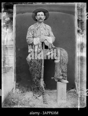 Ein Porträt von Munshang, dem Cowboy, aufgenommen von Lee Moorhouse. Das Foto zeigt den Cowboy-Lebensstil im Amerika des frühen 20. Jahrhunderts. Stockfoto