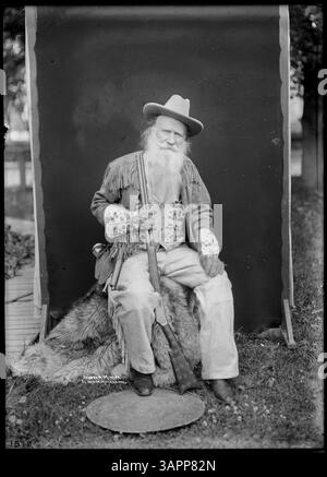 Dieses Porträt, Teil der Lee Moorhouse Kollektion, zeigt Joaquin Miller in voller Länge. Sie befindet sich in den Bibliotheken der University of Oregon. Stockfoto