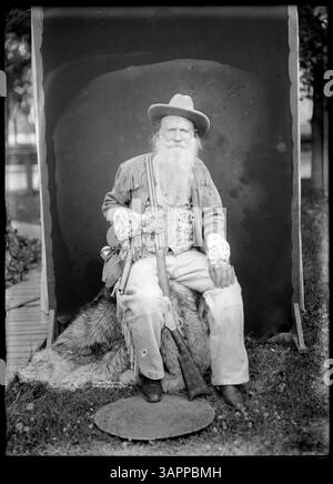 Dieses Porträt von Lee Moorhouse zeigt Joaquin Miller, einen prominenten Dichter in voller Länge. Das Foto zeigt Millers Gestalt und Präsenz im frühen 20. Jahrhundert. Stockfoto