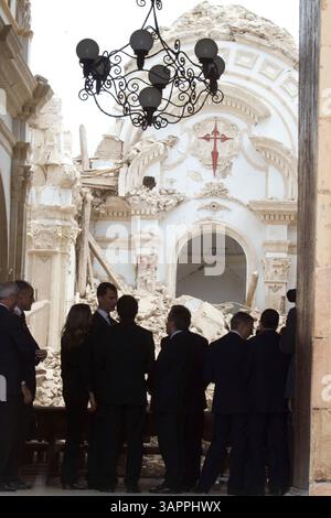 13. Mai 2011 - Lorca, Murcia, Spanien - Tausende von Menschen nahmen an einer Trauermesse für die Opfer des Beben der Stärke 5,1 Teil, das die Stadt verwüstete. Nach der Beerdigung KRONPRINZ FELIPE, der höchste Mann, und seine Frau PRINZESSIN LETIZIA, links von Prinz, und andere machten einen Rundgang über die Schäden, die das Erdbeben angerichtet hat. (Bild: © Alberto Cuellar/El Mundo/ZUMAPRESS.com) Stockfoto