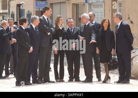 13. Mai 2011 - Lorca, Murcia, Spanien - Tausende von Menschen nahmen an einer Trauermesse für die Opfer des Beben der Stärke 5,1 Teil, das die Stadt verwüstete. Nach der Beerdigung KRONPRINZ FELIPE, der höchste Mann, und seine Frau PRINZESSIN LETIZIA, das Recht des Prinzen, und andere machten einen Rundgang über die Schäden, die das Erdbeben angerichtet hat. (Bild: © Alberto Cuellar/El Mundo/ZUMAPRESS.com) Stockfoto