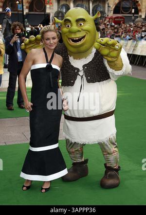 Dezember 2000 - London, UK - Cameron Diaz und Shrek kommen im Shrek an die dritte britische Filmpremiere am Odeon Leicester Square London 06-11-2007... .K53448. SPOTLIGHT PRESSEFOTOS (Foto: © Globe Photos/ZUMAPRESS.com) Stockfoto