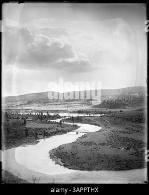 Dieses Foto mit dem Titel PH036 2244 von Lee Moorhouse zeigt die Kreuzung von Spokane und Columbia River mit einer Brücke im Vordergrund über den Spokane River. Es ist Teil der Bibliothek der University of Oregon. Stockfoto
