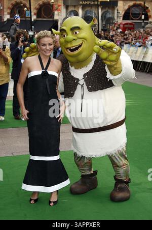 Dezember 2000 - London, UK - Cameron Diaz und Shrek kommen im Shrek an die dritte britische Filmpremiere am Odeon Leicester Square London 06-11-2007... .K53448. SPOTLIGHT PRESSEFOTOS (Foto: © Globe Photos/ZUMAPRESS.com) Stockfoto