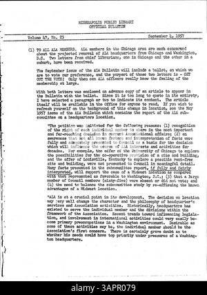 Diese Ausgabe 1957 des offiziellen Bulletins der Minneapolis Public Library soll die Mitarbeiter der Bibliothek mit wöchentlichen Updates und wichtigen internen Mitteilungen auf dem Laufenden halten. Stockfoto