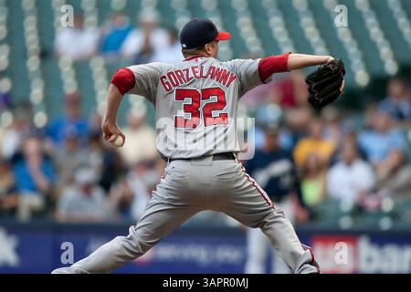 Mai 2011 - Milwaukee, WI. Miller Park. Washington Nationals starten Pitcher Tom Gorzelanny #32 Pitcher für 5 Innings und gaben 6 Runs von 8 Hits an die Milwaukee Brewers heute Abend. Milwaukee Brewers gewann die Washington Nationals 11-3. Mike McGinnis / CSM(Credit Image: © Mike McGinnis/Cal Sport Media/ZUMAPRESS.com) Stockfoto