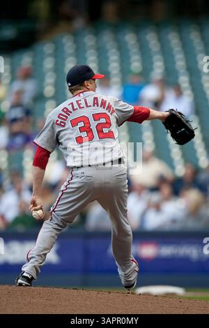 Mai 2011 - Milwaukee, WI. Miller Park. Washington Nationals starten Pitcher Tom Gorzelanny #32 Pitcher für 5 Innings und gaben 6 Runs von 8 Hits an die Milwaukee Brewers heute Abend. Milwaukee Brewers gewann die Washington Nationals 11-3. Mike McGinnis / CSM(Credit Image: © Mike McGinnis/Cal Sport Media/ZUMAPRESS.com) Stockfoto