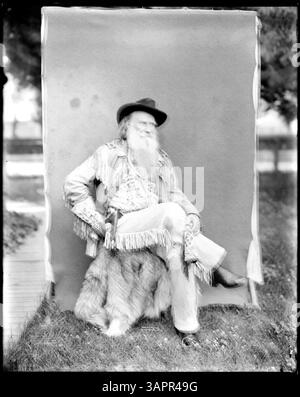 Foto von Lee Moorhouse von Joaquin Miller im Grenzkostüm, in voller Länge. Das Bild ist Teil der Lee Moorhouse-Sammlung der University of Oregon Libraries. Stockfoto