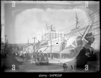 Ein Foto von Lee Moorhouse, das eine Autoparade in Pendleton, Oregon, zeigt. Das Bild fängt die Fahrzeuge und die festliche Atmosphäre während der Veranstaltung ein. Stockfoto