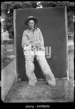 Foto von Glen Bushee, einem Cowboy, in einem abendfüllenden Porträt stehend, das Cowboykultur und westliche Kleidung zeigt. Stockfoto