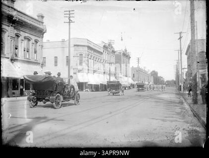 Dieses Foto aus der Lee Moorhouse-Sammlung der University of Oregon Libraries zeigt eine Automobilparade in Pendleton, Oregon, und bietet einen Einblick in die Paradekultur und Automobilgeschichte des frühen 20. Jahrhunderts. Stockfoto