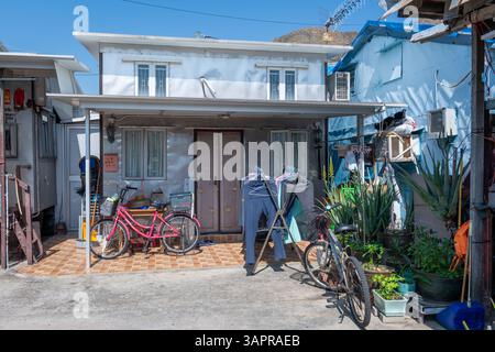 Hongkong. China- 02.27.2025. Ein Wohnhaus in Tai O, Lantau Island. Eine Holzkonstruktion mit Metallblechen für Außenwände. Stockfoto