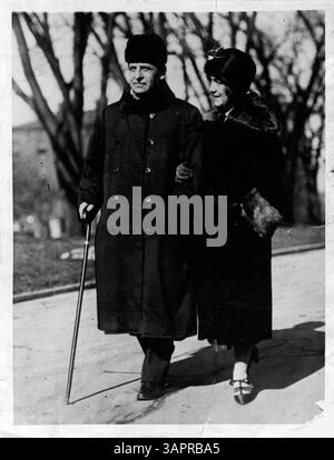 Foto von Senator Schall und seiner Frau auf dem Gelände des Weißen Hauses, auf dem Weg zu einem Treffen mit Präsident Calvin Coolidge. Stockfoto